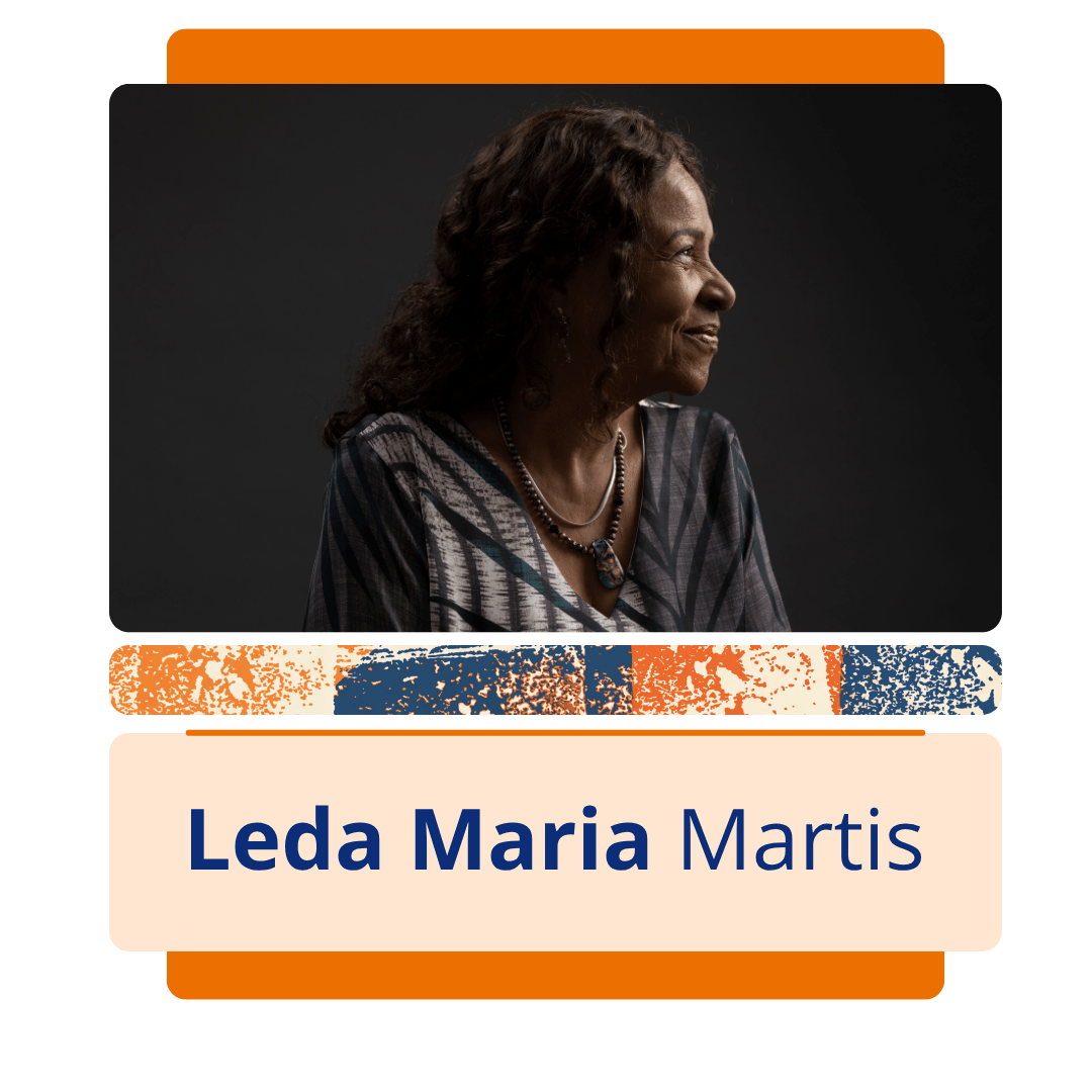 Imagem colorida, em plano m&eacute;dio e enquadramento centralizado, mostrando um card promocional com a foto de uma mulher negra com perfil voltado para a direita. Ela tem cabelos castanhos-escuros, longos e ondulados, e exibe um sorriso terno com os olhos semicerrados. Veste uma blusa com decote em 
