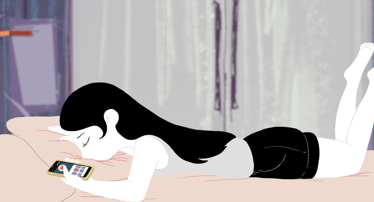 A personagem est&aacute; deitada de bru&ccedil;os sobre a cama, com as pernas levantadas. Ela segura um celular pr&oacute;ximo ao rosto, enquanto seus longos cabelos escuros se espalham pelas costas.