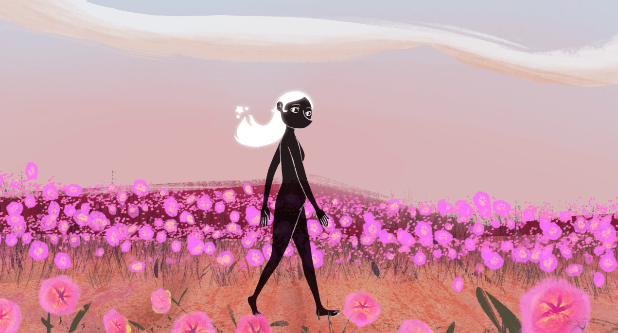 A personagem, com cabelos brancos, caminha por um campo repleto de flores cor-de-rosa. Ao fundo, a paisagem apresenta colinas suaves sob um c&eacute;u em tons claros e delicados.