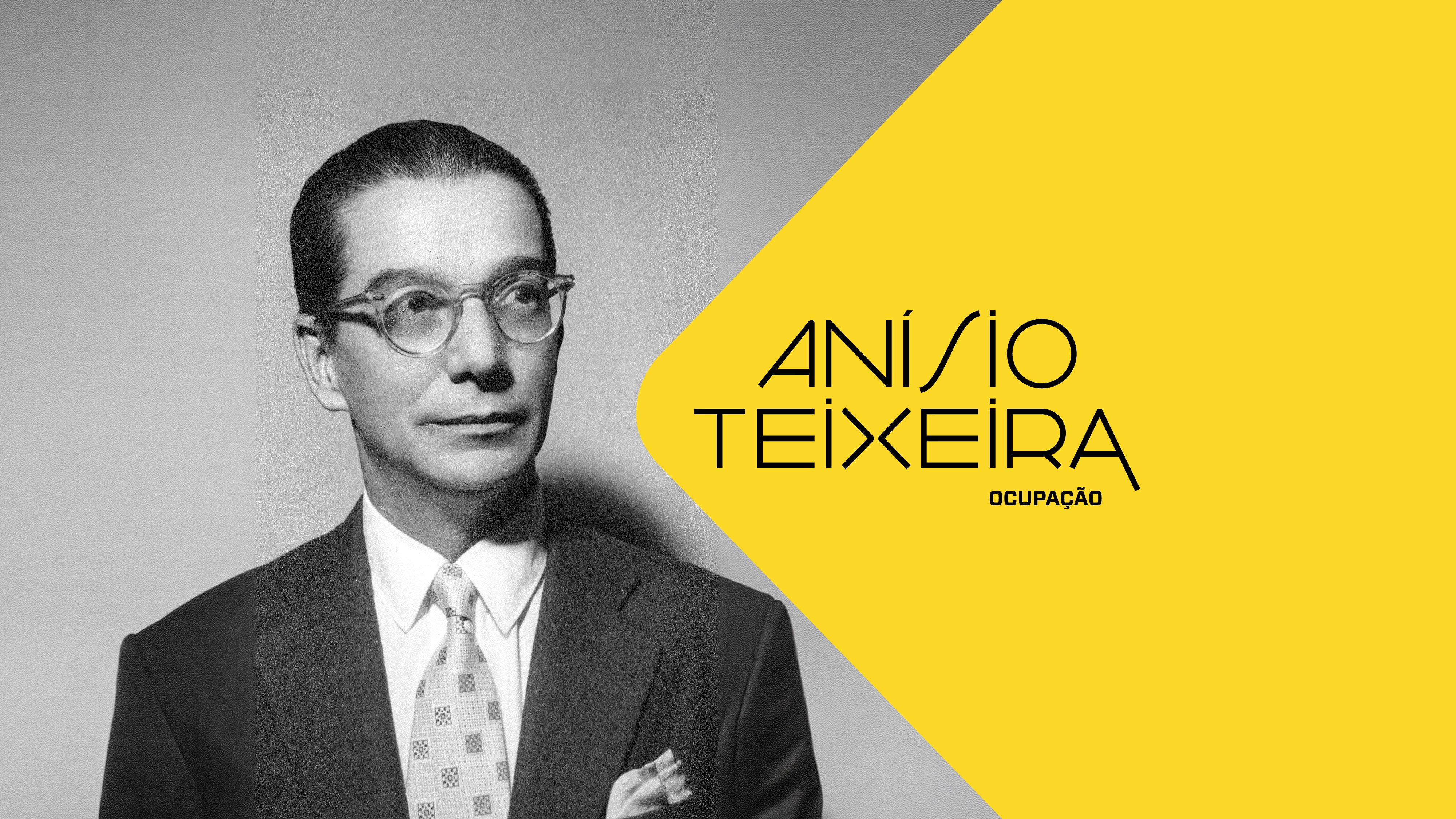 A imagem é dividida diagonalmente. À esquerda, em tons de preto e branco e sobre um fundo cinza, há o retrato de Anísio Teixeira, um homem de meia-idade com cabelos escuros penteados para trás. Ele usa óculos de armação redonda, terno escuro com lenço no bolso, camisa branca e gravata clara com estampas pequenas, exibindo uma expressão serena e formal com o olhar voltado para a lateral. A parte direita da imagem é dominada por um grande bloco geométrico amarelo vibrante, dentro do qual está escrito "ANÍSIO TEIXEIRA" em letras pretas grandes, finas e de traços estilizados. Logo abaixo do nome, a palavra "OCUPAÇÃO" aparece em uma fonte menor e em negrito. A imagem é dividida diagonalmente. À esquerda, em tons de preto e branco e sobre um fundo cinza, há o retrato de Anísio Teixeira, um homem de meia-idade com cabelos escuros penteados para trás. Ele usa óculos de armação redonda, terno escuro com lenço no bolso, camisa branca e gravata clara com estampas pequenas, exibindo uma expressão serena e formal com o olhar voltado para a lateral. A parte direita da imagem é dominada por um grande bloco geométrico amarelo vibrante, dentro do qual está escrito "ANÍSIO TEIXEIRA" em letras pretas grandes, finas e de traços estilizados. Logo abaixo do nome, a palavra "OCUPAÇÃO" aparece em uma fonte menor e em negrito.
