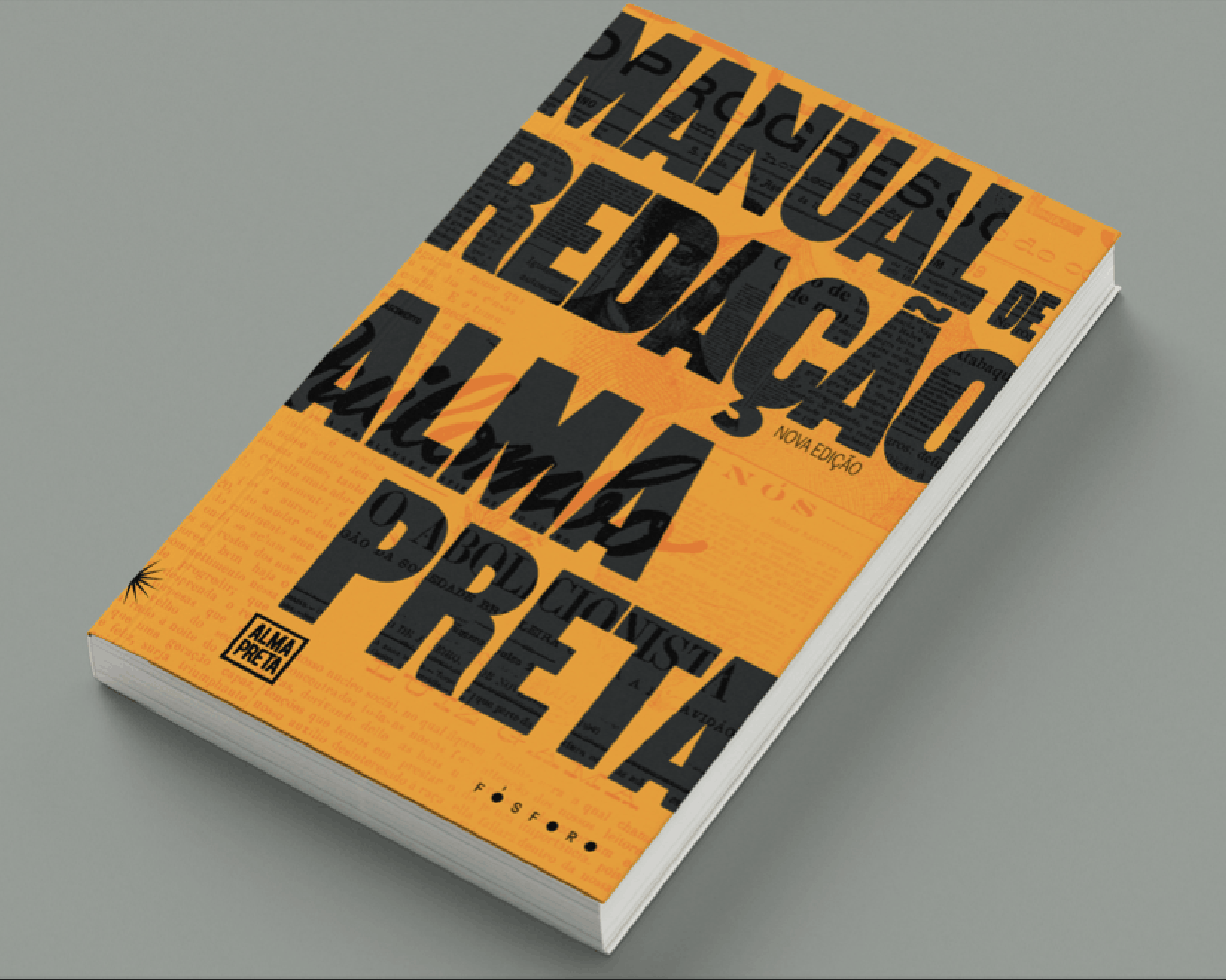 Mockup gráfico em perspectiva tridimensional mostrando a proposta de capa de um livro impresso, apoiado sobre fundo cinza-claro.
A capa é predominantemente amarela com textura sutil de páginas de jornal em segundo plano. Em destaque, na cor preta e com tipografia em caixa alta e negrito, lê-se o título em diagonal: