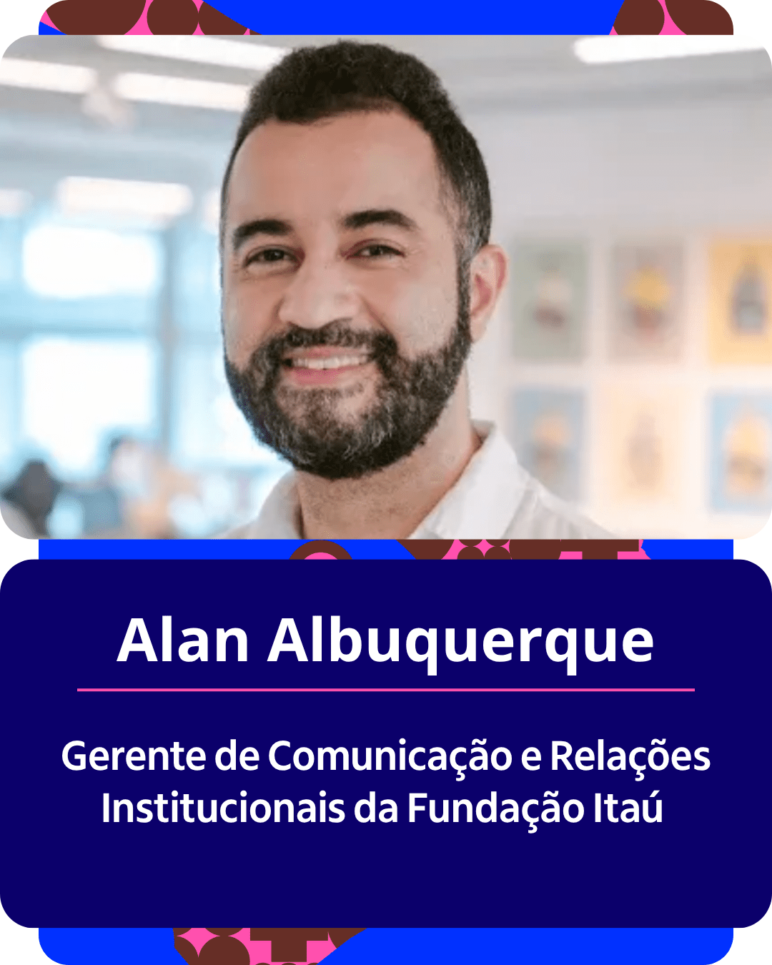 Card gráfico vertical com formato de retrato institucional.
Na metade superior, dentro de um quadro de cantos arredondados sobre fundo laranja-vivo, há o retrato em primeiro plano de Alan Albuquerque.
Na metade inferior, em um bloco de fundo azul-escuro de cantos arredondados, estão dispostos os textos em letras brancas centralizadas: o nome
