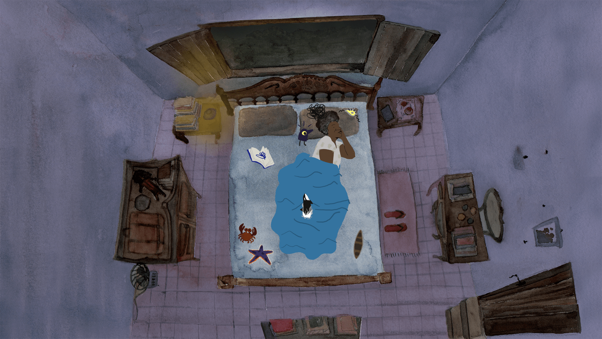 Ilustra&ccedil;&atilde;o de anima&ccedil;&atilde;o: vista a&eacute;rea de um quarto, onde h&aacute; uma mulher negra deitada em uma cama coberta por edredom azul. Ao redor, m&oacute;veis de madeira, tapete claro e objetos decorativos no ch&atilde;o de t&aacute;buas.