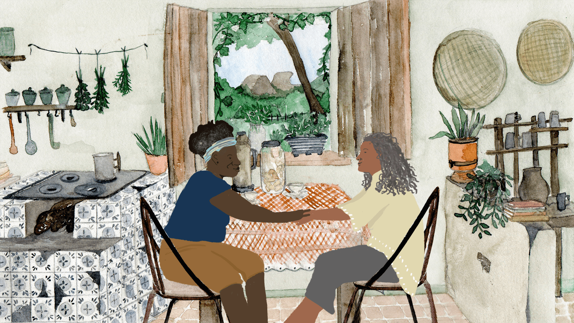 Cena em animação que retrata duas mulheres negras sentadas à mesa, de mãos dadas, em uma cozinha acolhedora, com fogão a lenha, utensílios e plantas. A composição em aquarela apresenta tons suaves e uma janela aberta para uma paisagem verde. Cena em animação que retrata duas mulheres negras sentadas à mesa, de mãos dadas, em uma cozinha acolhedora, com fogão a lenha, utensílios e plantas. A composição em aquarela apresenta tons suaves e uma janela aberta para uma paisagem verde.