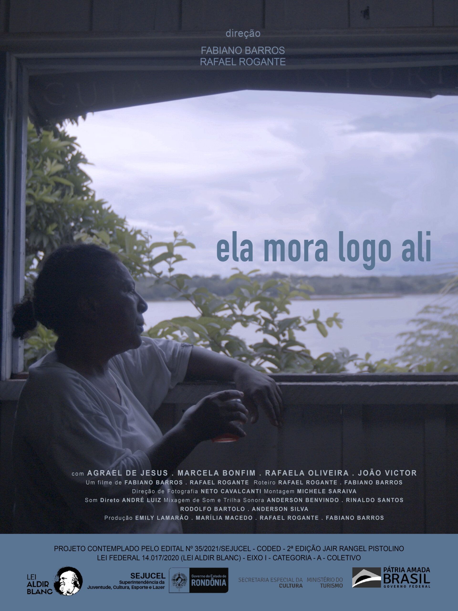 O cartaz mostra a personagem Nininha olhando o rio pela janela. Ela é uma senhora negra e usa uma blusa branca. Há o título do filme, os nomes dos diretores, do elenco e da equipe.