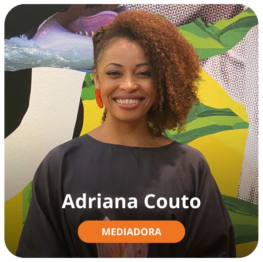 Uma mulher negra, de cabelo curo, cacheado, na altura dos ombros e na cor marrom. Ela veste um vestido preto e est&aacute; sorrindo em dire&ccedil;&atilde;o &agrave; c&acirc;mera. 