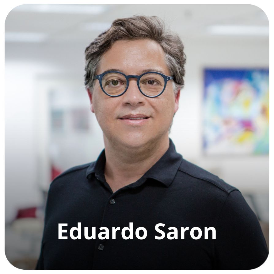 Um homem branco, de cabelos curtos e preto. Ele usa &oacute;culos de grau azul e veste uma camisa preta 