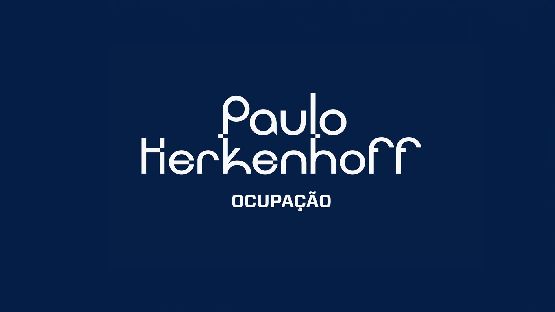 Imagem com fundo azul-escuro e, ao centro, o nome “Paulo Herkenhoff” escrito em letras brancas estilizadas, com traços geométricos e cortes nas junções das letras. Abaixo, em caixa alta, lê-se a palavra “OCUPAÇÃO”