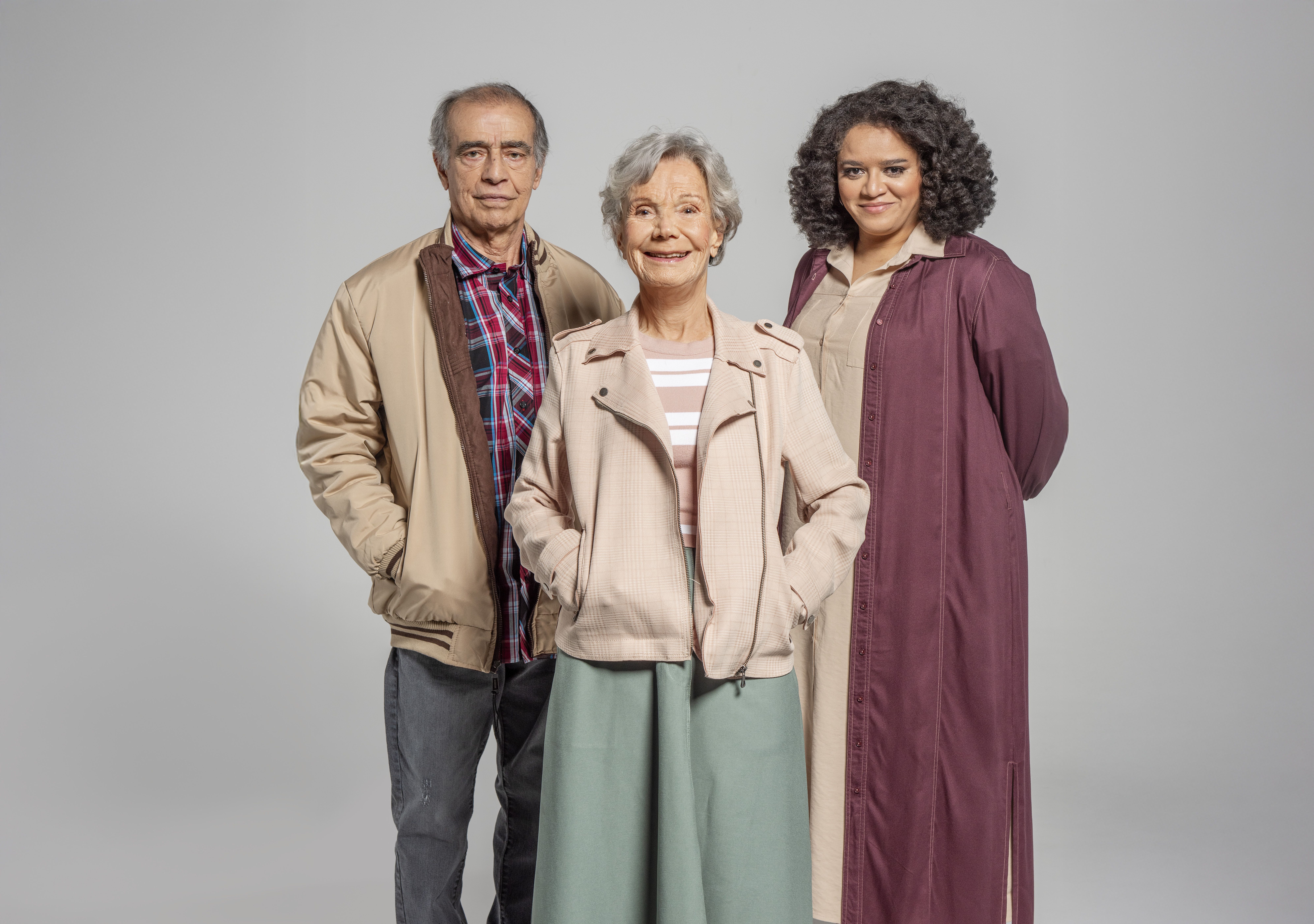 Walter Breda é um senhor branco, vestindo uma calça jeans, uma camisa quadriculada e um casaco bege. Miriam Mehler, por sua vez, aparece com uma saia verde, uma blusa bege com listras brancas e uma jaqueta bege. Ela também é branca. Já Rosana Maris, uma mulher negra, usa um vestido bege e um sobretudo vinho.
