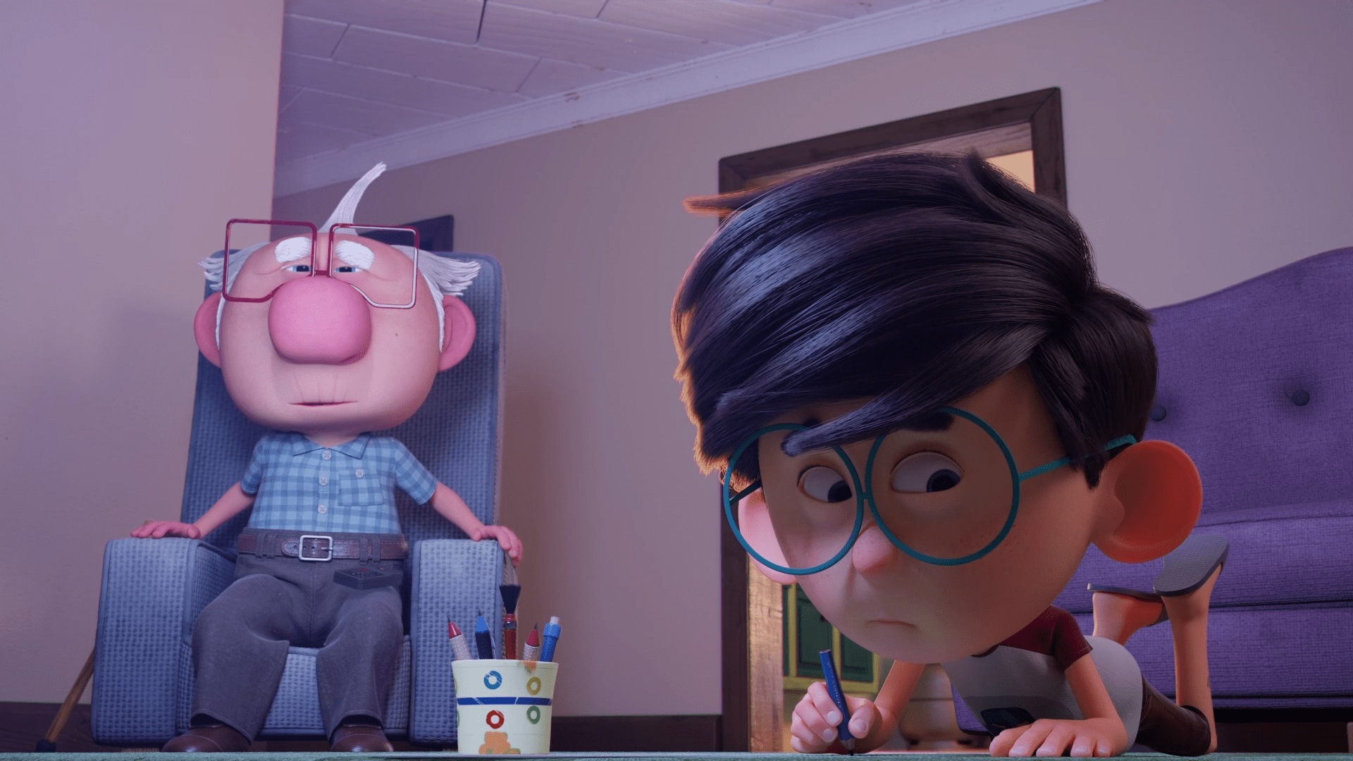 O avô está sentado em uma poltrona azul. Ele é branco, com cabelo branco, óculos, camisa azul e calça cinza. No chão, está o neto desenhando.