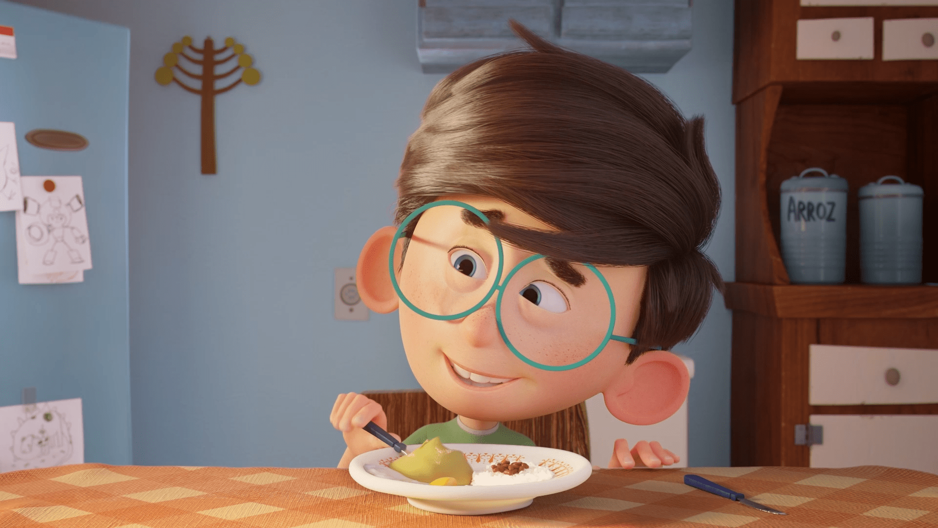 O desenho traz um garoto comendo. Ele está sentado à mesa. O menino é branco, usa óculos e tem cabelo castanho. Atrás dele, há um armário e uma parede azul.