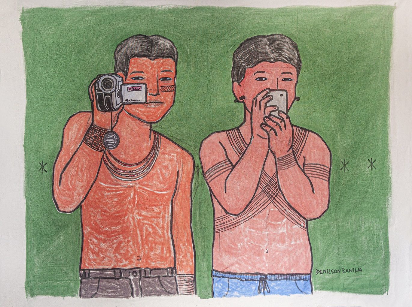 Obra de Denilson Baniwa com o desenho de dois rapazes indígenas, à direita o rapaz tem pele avermelhada, cabelo preto, está sem camisa, com short preto, usa colares e pulseiras e está segurando uma câmera de filmagem com a mão direita. O rapaz da esquerda também tem pele avermelhada e cabelo preto, está sem camisa e usa um short azul, ele usa dois colares atravessados no corpo em formato de x e segura um celular como se também estivesse filmando algo.
