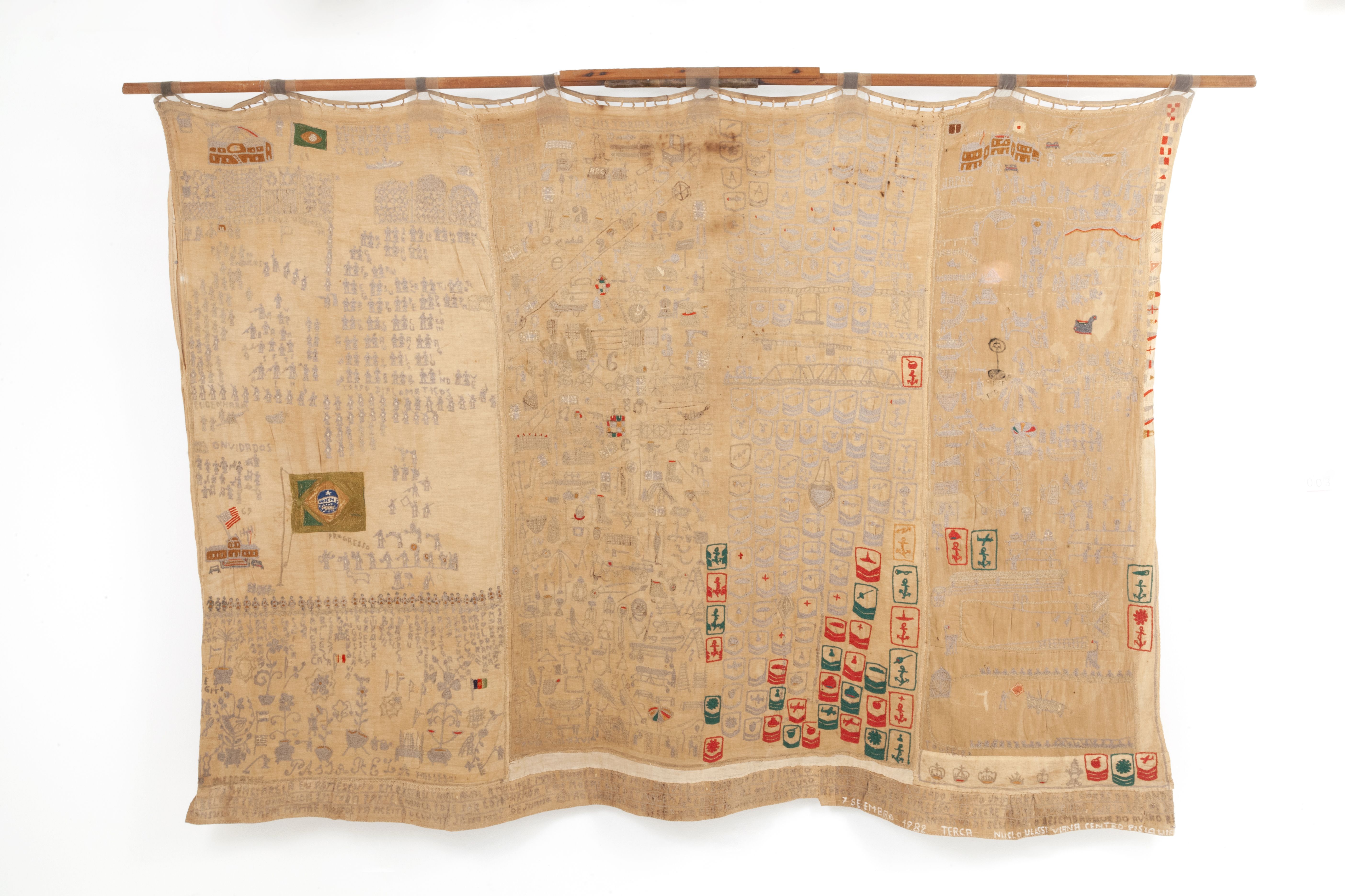 Obra do artista Bispo do Rosário, chamada [Vós habitantes do planeta terra, eu apresento as suas nações...] . A obra é feita em couro, em formato retangular, ela está pendurada em uma pedaço de bambu circular. Do mesmo formato de uma cado de vassoura. Dentro o artista desenhou, uma serie de figura representando o que seria o mundo para ele. 