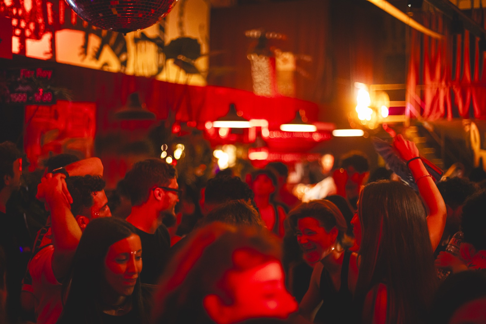 La pista del Afterglow 2025, con el público bailando bajo luz roja