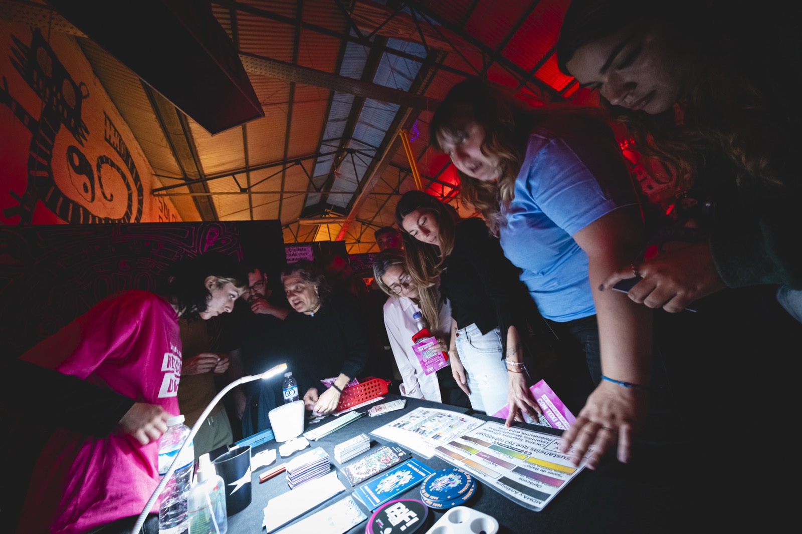 Mesa de materiales de reducción de daños en el Afterglow 2025