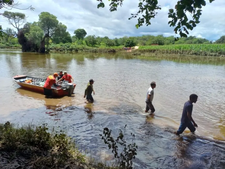 Corpo de Bombeiros transporta famílias que estão em áreas isoladas em Patos do Piauí
