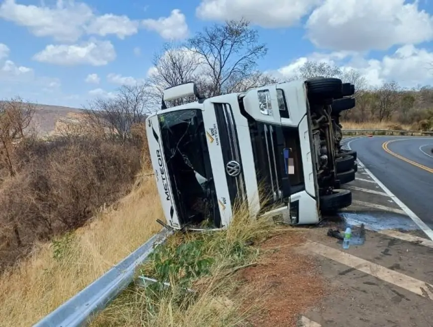 Carreta tomba na ‘Ladeira de Fátima’ na BR-316 em Picos