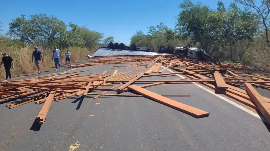 Colisão entre carro e caminhão bloqueia BR-316 em Valença do Piauí