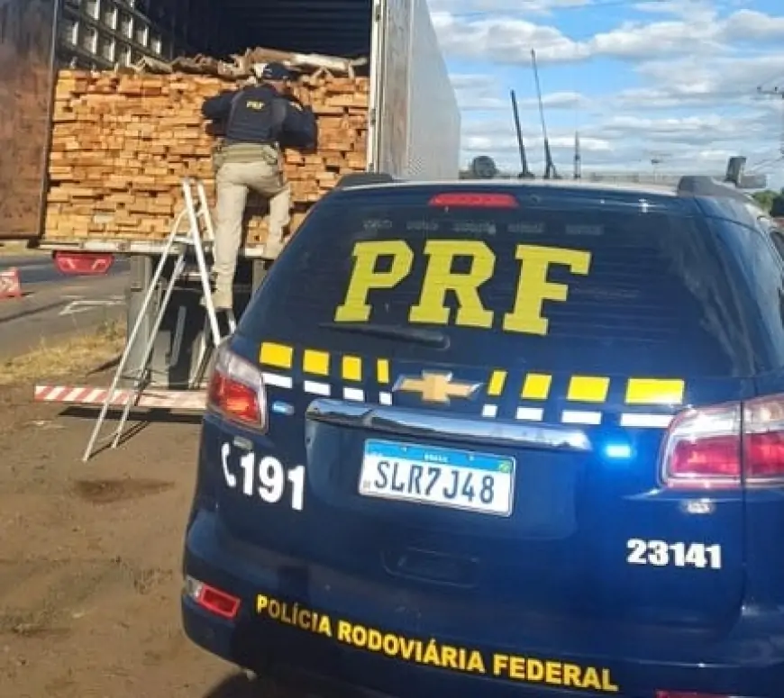PRF apreende 32 m³ de madeira serrada transportada com documentação inválida em Picos