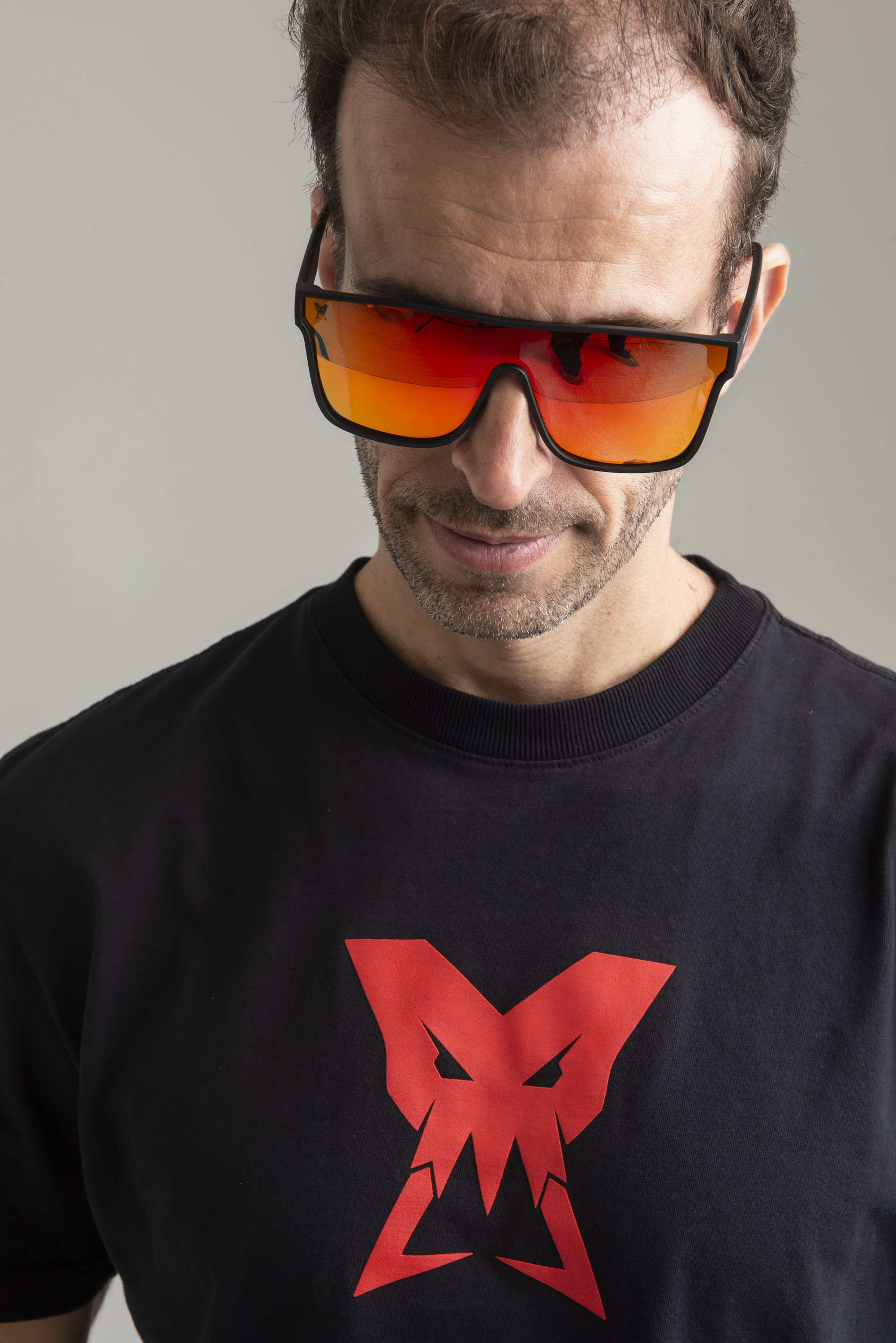 Kit Out track camiseta, óculos de sol e boné 2MT Motorsports