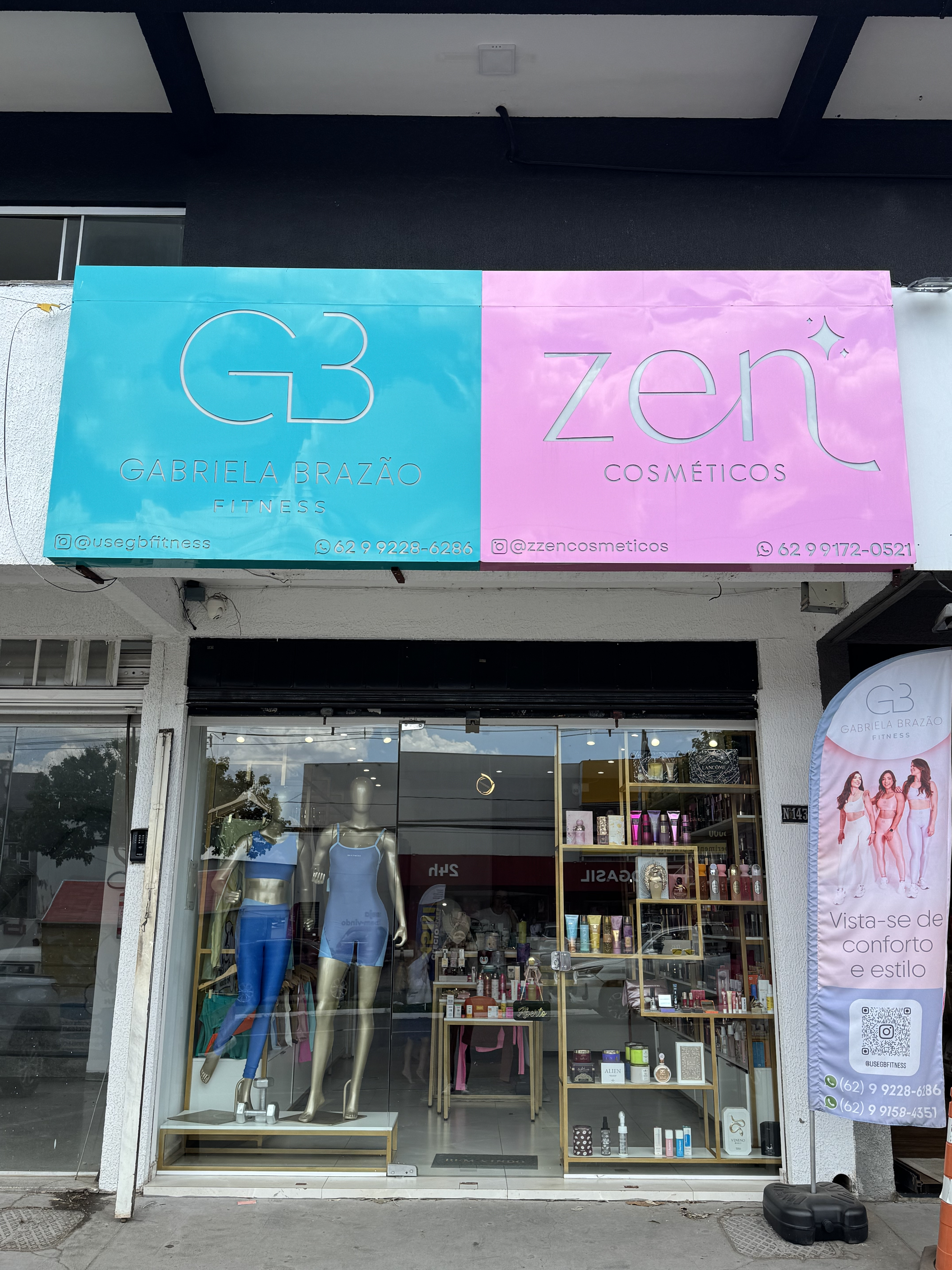 Loja Gabriela Brazão Fitness - Vitrine e araras