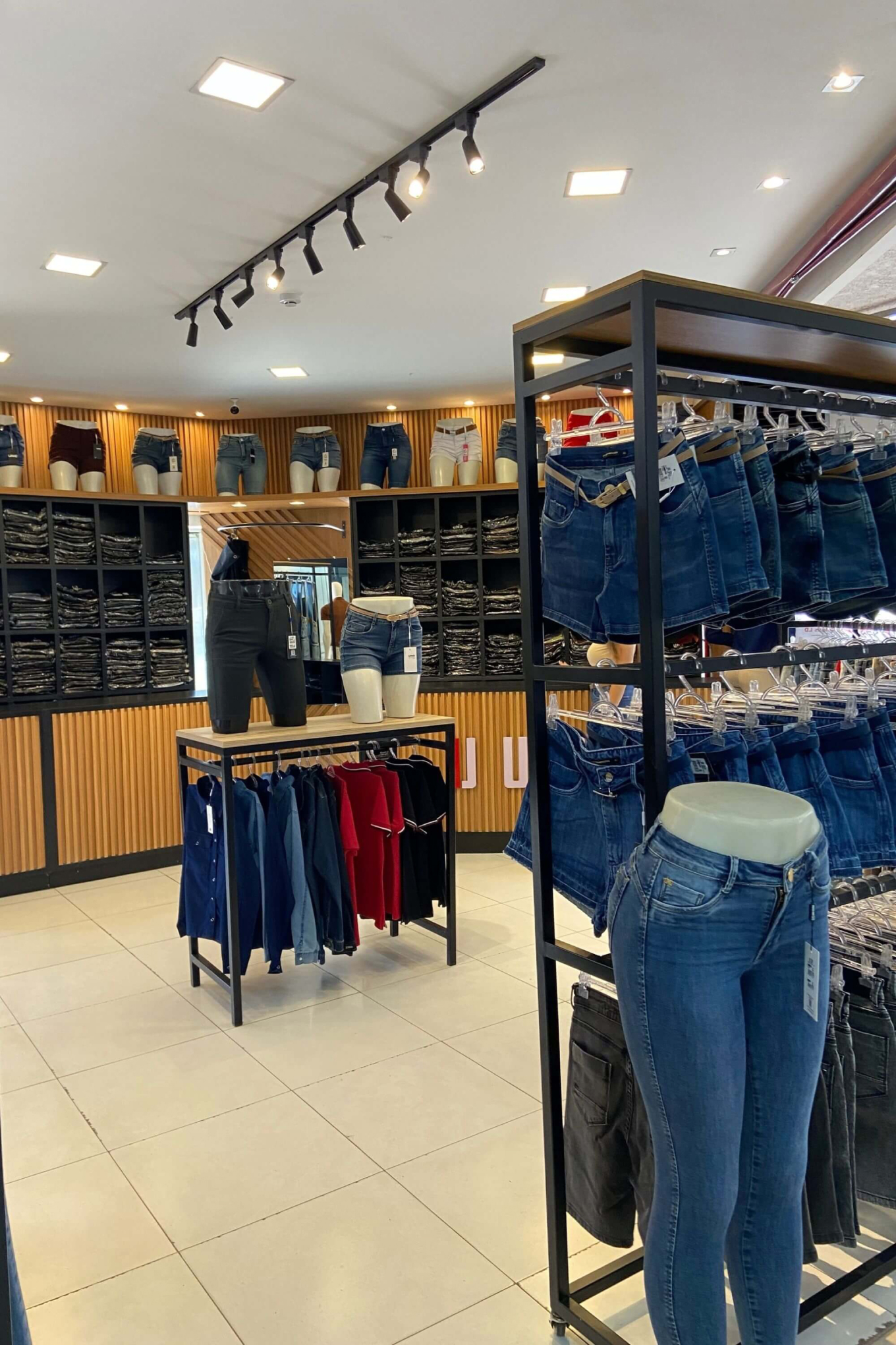 Fachada e interior da loja física Uno Denim