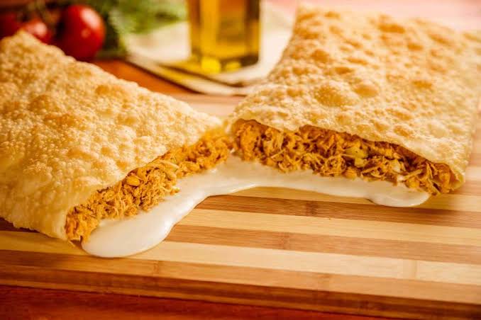 Pastel Frango, catupiry e queijo