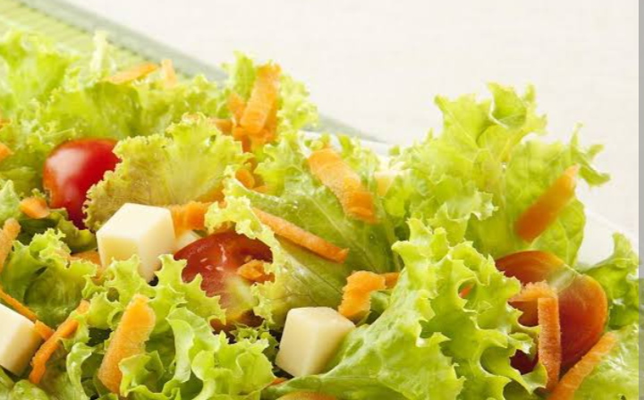 Porção de alface com tomate