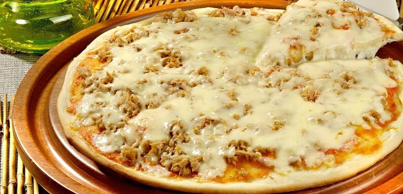 Mini pizza de atum com queijo
