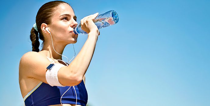 A hidratação é fundamental para o desempenho do atleta. Na verdade, perdas de líquidos tão pequenas quanto 2% do peso corporal