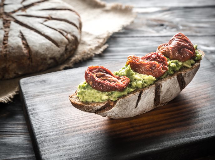 Bruschetta de espinafre com tomate seco