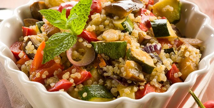 Mas, comer fora não pode ser uma desculpa para não manter a alimentação equilibrada e o corpo saudável, basta tomar alguns cuidados e não cometer exageros.