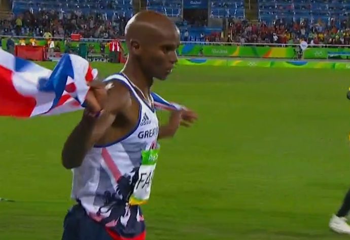 Mo Farah tropeça, mas é bi olímpico