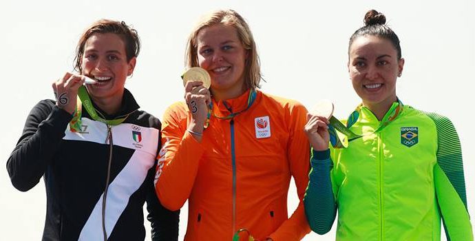 Estou falando de Poliana Okimoto, medalha de bronze na maratona aquática nos Jogos Olímpicos do Rio de Janeiro, primeira mulher a conquistar para o Brasil uma medalha olímpica em esportes aquáticos.