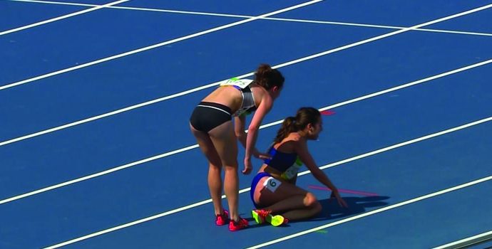 Corredoras caem e se ajudam a concluir os 5000m