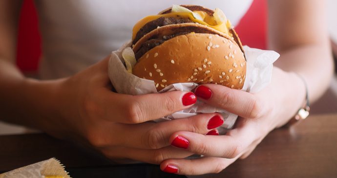 Dormir pouco pode fazer você comer mais junk foods
