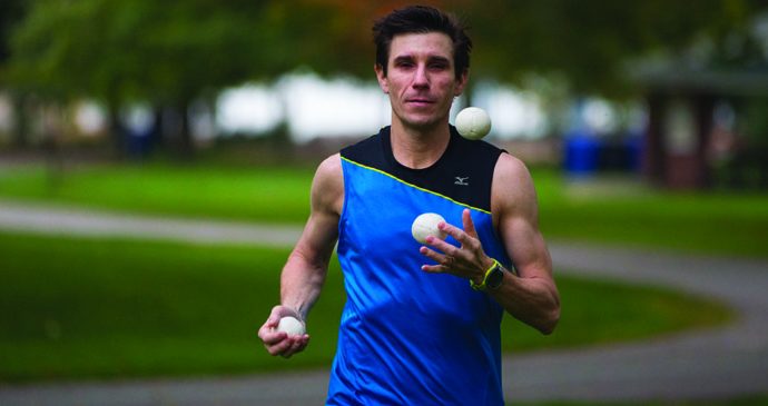 Corredor completa maratona em 2:55 fazendo malabares