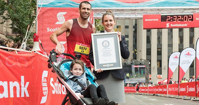 Recorde! Maratona em 2h31min com carrinho de bebê