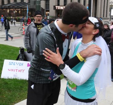 Casal se casa durante a Maratona de Detroit