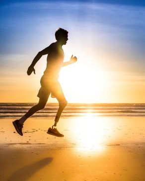 Surfista perde perna em ataque de tubarão e se apaixona pela corrida