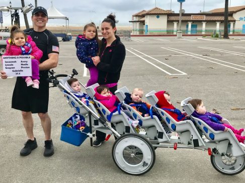 Americano corre maratona empurrando seus 5 filhos gêmeos 