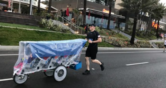Americano corre maratona empurrando seus 5 filhos gêmeos