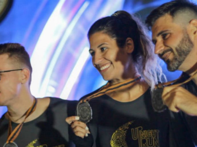 Pessoas mostrando suas medalhas