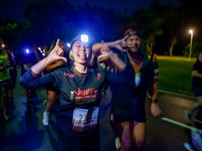 Noite carioca recebe milhares de corredores para a Night Run. Veja como foi!