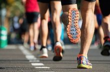 Corredores organizados por ritmo durante prova de corrida de rua