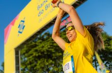 Corredora comemora ao chegar no fim da corrida