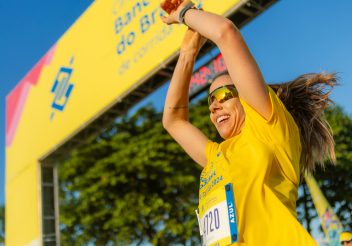 Corredora comemora ao chegar no fim da corrida