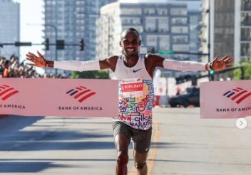 Major de Chicago tem recordes, clima perfeito e domínio africano