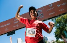 corredora comemora na linha de chegada