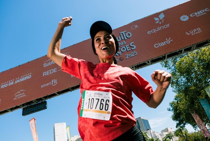 corredora comemora na linha de chegada
